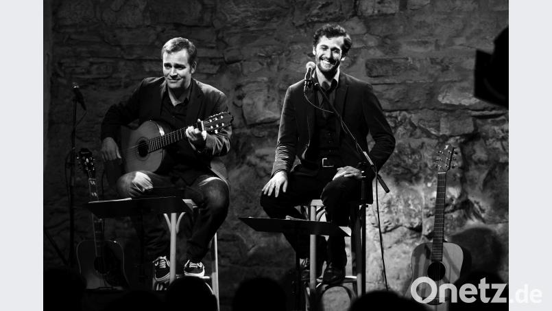 Stefan Leonhardsberger und Martin Schmid auf der Bühne mit &quot;Da Billi Jean is ned mei Bua&quot;. Sie präsentieren Umdichtungen bekannter Hits in Dialekt. Bild: exb