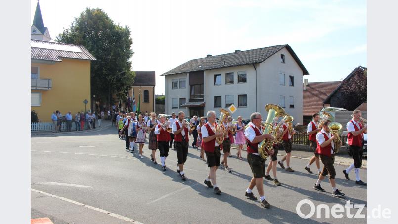 Mit musikalischer Begleitung durch die Pischdorfer Blaskapelle zogen die Vereine und Ehrengäste durch das Dorf. Bild: ema