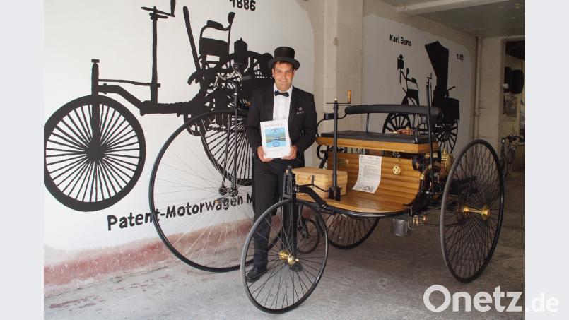 Für sein erstes Buch wirft sich Stefan Krauß in Schale. Auf gut 90 Seiten erzählt er von seiner Leidenschaft zur Marke Mercedes Bild: kaz