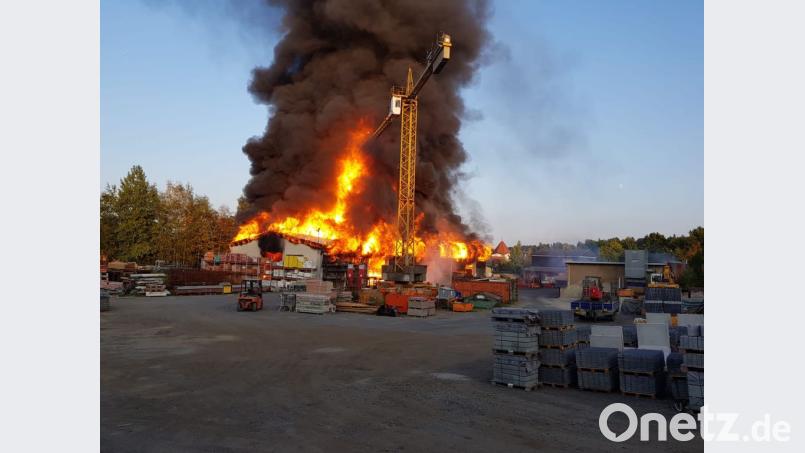 In Wunsiedel hat am Mittwochabend eine Lagerhalle gebrannt. Bild: @alexalt