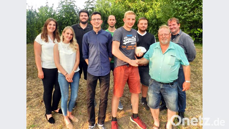 Groß ist die Freude über die CSU-Spende bei der Abordnung der Katholischen Landjugend um Vorsitzenden Lukas Groher (Vierter von rechts): Alexander Goller und Heinz Lautner (von rechts) überreichen 250 Euro. Bild: hai