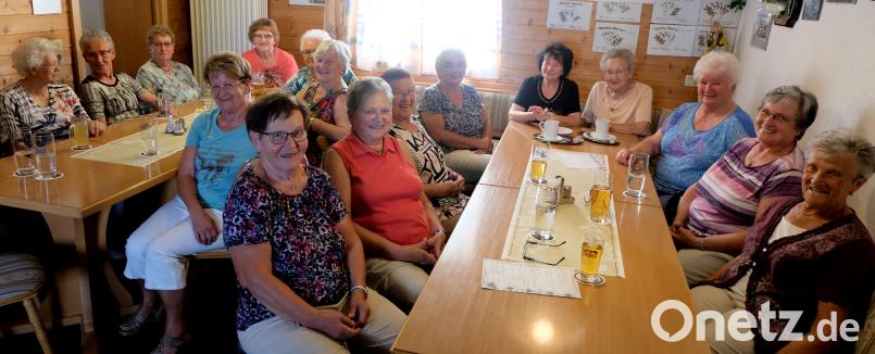 Es ist der harte Kern, der die 30-jährige Frauengruppe der Siedlergemeinschaft aufrecht hält. Agnes Bamler (sitzend, rechts) kümmert sich mit Martha Winter um die Gemeinschaft. Bild: le