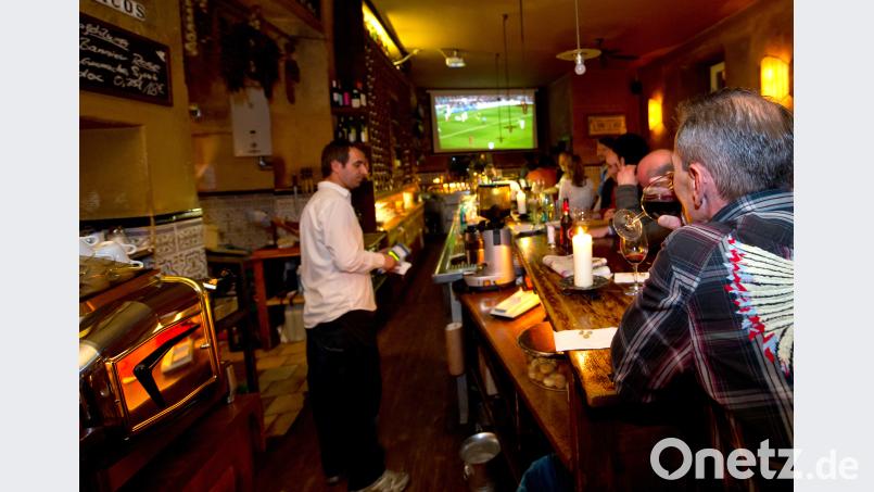 Fußballfans schauen zusammen in einer Kneipe ein Spiel an. Bild: Sven Hoppe/dpa