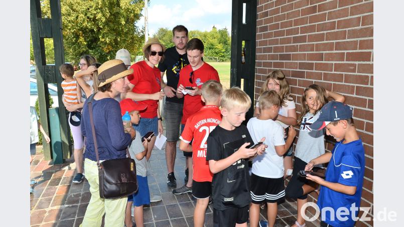 Das Handy als Orientierungshilfe zu gebrauchen erlernten elf junge Teilnehmer beim Ferienprogramm-Beitrag des FC-Bayern-Fanclubs. Bild: fjo