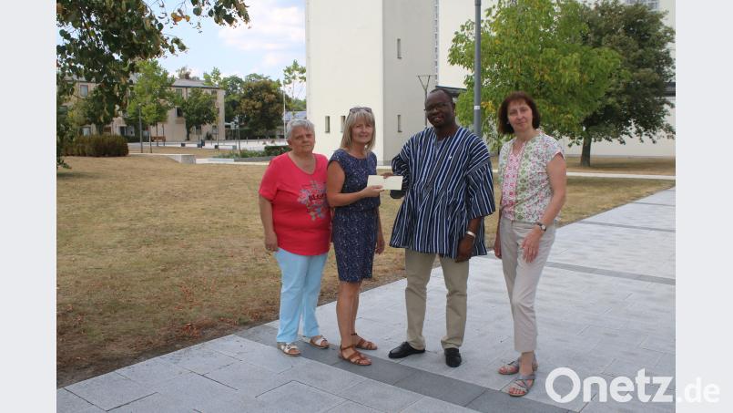 Maria Zitzmann, Anita Heßler und Theresia Hacker (v.l.) überreichten Vivien Somda 1000 Euro für den Bau eines Gemeindehauses in Burkina Faso. Bild: sne