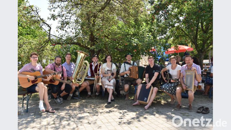 Bei der Leinhofcombo mischt das amtierende Oberkirwapaar Tim Winkler und Anna Tiefel (Vierter und Fünfte von links) mit. Bild: exb