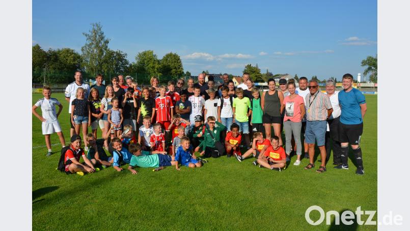 SVM-Jugendleiter Hans „John“ Rüth (3. von rechts), Markus Rosner (hintere Reihe links), sowie die Trainer, Betreuer und Mütter des SVM-Nachwuchses, vor dem Gaudispiel Kinder gegen ihre Mütter, dass die Jungs natürlich gewannen. Um den SV-Nachwuchs ist es nicht schlecht bestellt. Bild: jr