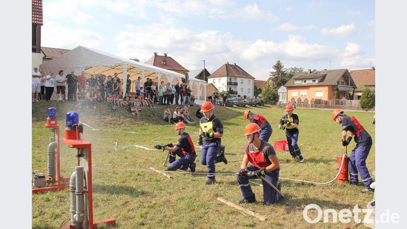 Die Jugendfeuerwehr im vollen Einsatz. Da war ordentlich Bewegung im Spiel und die Zuschauer beobachteten aufmerksam die Vorführungen. Bild: boj