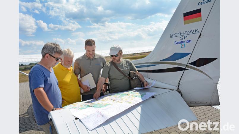 Gleich gehts los: Markus Klemm, Günter Zagel, Sebastian Höllerer und Moritz Neumann (von links) planen die Erkundung des Borkenkäferbefalls Bild: Gabi Schönberger