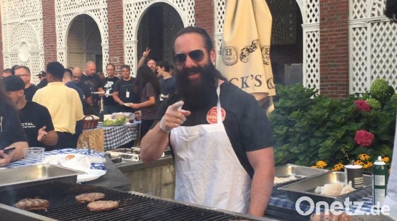 Beim Workshop mit John Petrucci von „Dream Theater“ gibt es einmal in der Woche im Poolbereich der Glen Cove Mansion in New York einen Grillabend. Der Gitarrist steht selbst hinterm Grill. Die lockere Geste gilt dem Fotografen, Benedikt Schmidt. Bild: Benedikt Schmidt