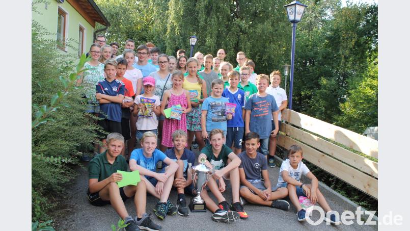 Die Sieger des Blasrohr-Schießens freuen sich über ihre Preise. Bild: exb