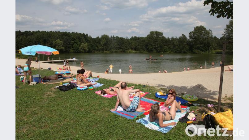Wenn das Wetter passt füllen sich der Uferbereich und die Liegewiese am Forsterweiher mit zumeist jungen Leuten oder Familien. Bild: Gerhard Götz