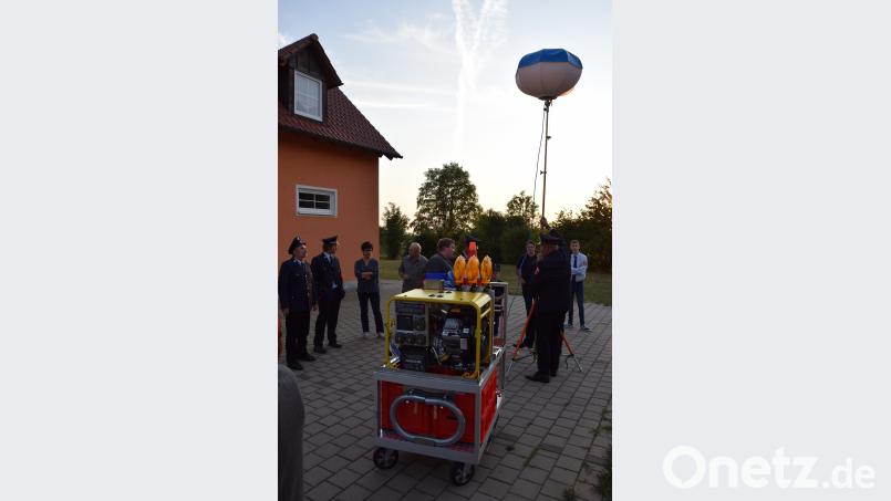 Der neue &quot;Powermoon&quot; und das Stromaggregat werden im Anschluss der Indienststellung genauer inspiziert, wie auch das Fahrzeug und das tragbare Hochleistungslöschgerät. Bild: mde