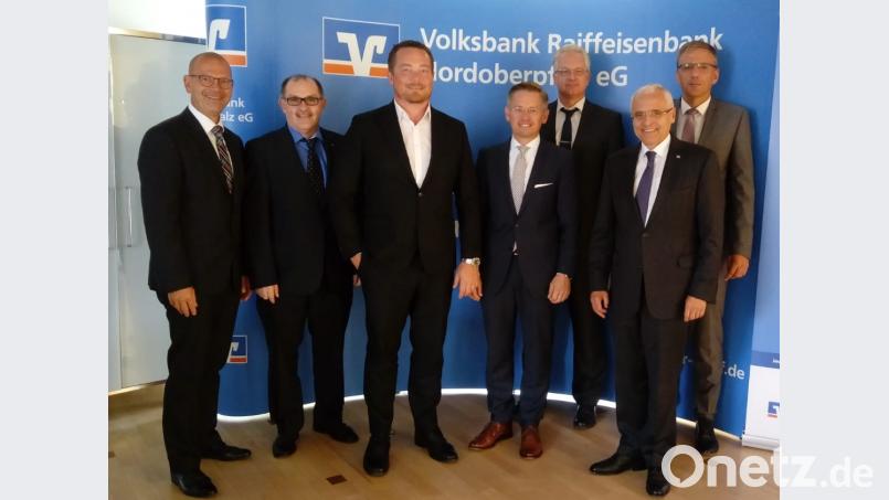 Ein ausführliches Gespräch führen (von links) Vorstand Thomas Wirth, Vorstandssprecher Rudolf Winter, MdB Uli Grötsch, MdL Tobias Reiß, Vorstand Rainer Lukas, Vorstand Hermann Ott und Vorstand Bernhard Wolf. Bild: R. Kreuzer