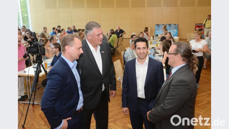 Vier Streiter gegen die „Altparteien“: (von links) die Landtagskandidaten Benjamin Nolte, Roland Magerl, Stefan Löw und Gastredner Steffen Königer vor dem Auftritt in der Neustädter Stadthalle. Bild: Gabi Schönberger