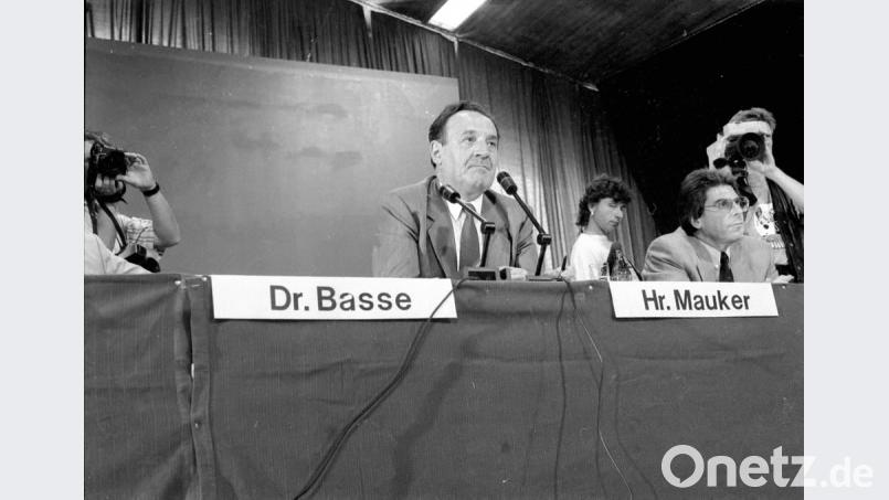 Irgendwann war Schluss für ihn: Ministerialrat Rudolf Mauker (Mitte) leitete anfangs den Erörterungstermin und medete sich dann krank. Bild: Archivbild: BI Schwandorf