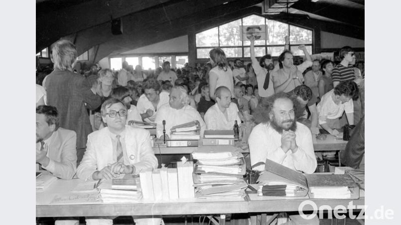 Aufgeheizte Stimmung in der Halle und prominente Kernkraftgegner: Links vorne der damalige Bund-Naturschutz-Vorsitzende Hubert Weinzierl, rechts neben ihm Bürgerinitiativen-Anwalt Wolfgang Baumann. Dahinter in der zweiten Reihe der Grüne-Abgeordnete Professor Armin Weiß. Bild: Archivbild: BI Schwandorf