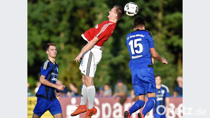 Der SV Etzenricht kam zuletzt im Heimspiel gegen den TSV Kareth nicht über ein 1:1 hinaus. Stürmer Martin Pasieka (Mitte) und Kollegen wollen im Kellerduell beim SC Ettmannsdorf mit Zählbarem zurückkehren. Bild: Büttner, Gerhard