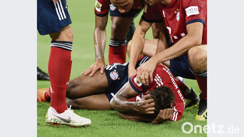 Nicht schon wieder: Kingsley Coman von München liegt verletzt am Boden. Der Hoffenheimer Nico Schulz hatte ihn hart gefoult. Schon in der vergangenen Saison war der Bayern-Außenstürmer lange verletzt. Bild: agentur_dpa