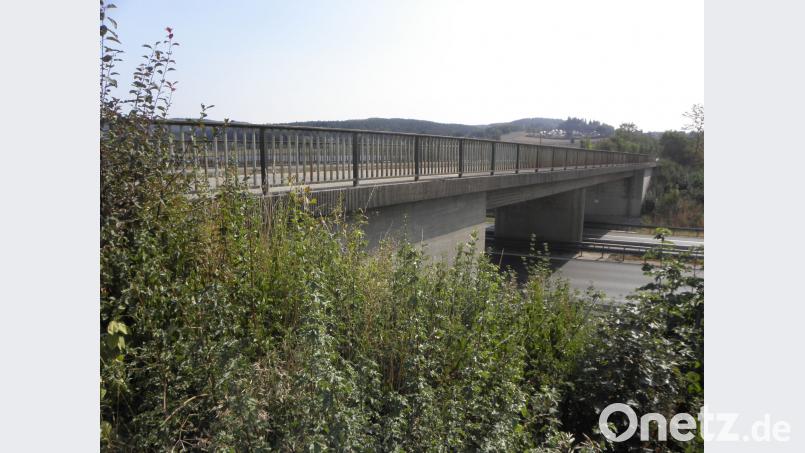Die Autobahnbrücke zwischen Perschen und Neusath (im Hintergrund) wird noch heuer abgebrochen. Der Neubau erfolgt 2019. Bild: Amann