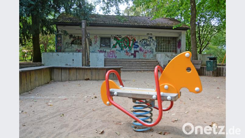 Ein dunkles, schäbiges Eck: Das Gerätehaus am Kinderspielplatz in der Max-Reger-Anlage wird abgerissen. Bild: Gabi Schönberger