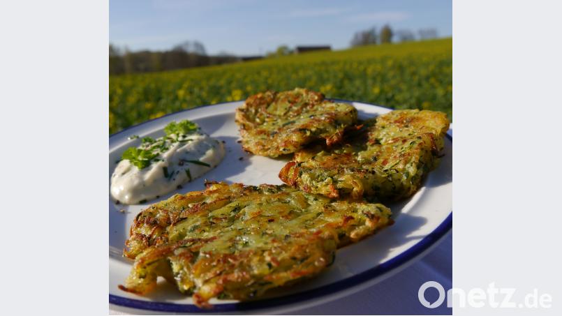 In Miriam Lills Kochbuch "Vegan ohne Salat" ist beschrieben, wie die Zucchini-Fladen zubereitet werden. Bild: Miriam Lill/Battenberg Gietl Verlag