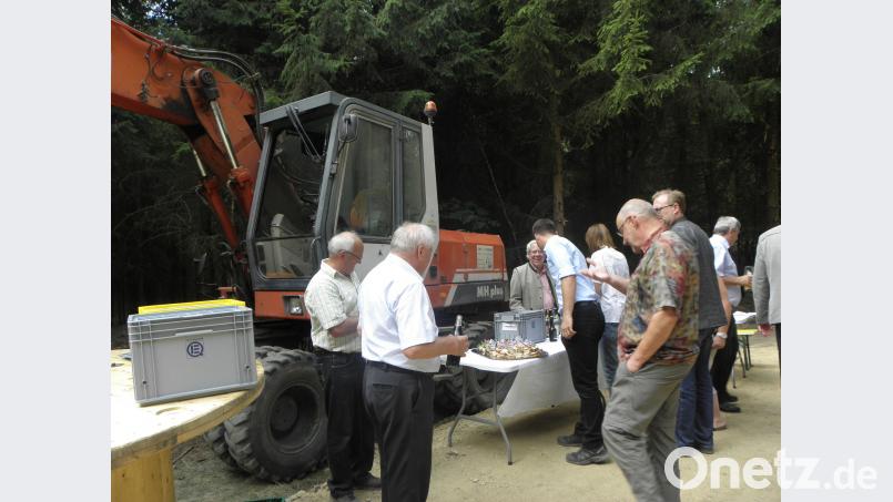 Eine kleine Baustelle, aber ein großer Tag für Guteneck. Mit dem Bau eines Masten verschwindet Anfang nächsten Jahres das Funkloch.. Bild: pjom
