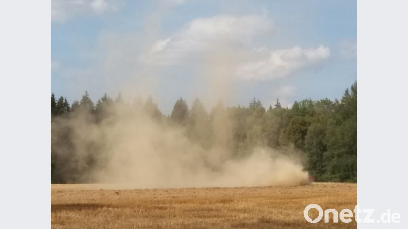 Ein Traktor auf einem Feld bei Mähring wirbelt mehr Staub auf als Ertrag. Bild: lym