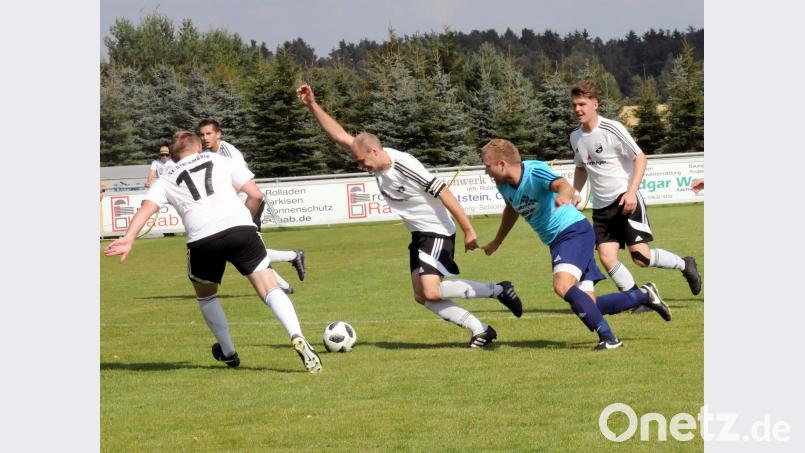 Vor drei Wochen gewann der TSV Konnersreuth (Matthias Härtl, Zweiter von rechts) das Derby gegen den SV Steinmühle mit 2:0. Am Sonntag steht wieder ein Nachbarduell auf dem Programm. Die auf Rang drei liegenden Konnersreuther empfangen die zweitplatzierten Sportfreunde Kondrau. Beide Teams haben 13 Punkte auf dem Konto und sind noch ungeschlagen. Bild: hho