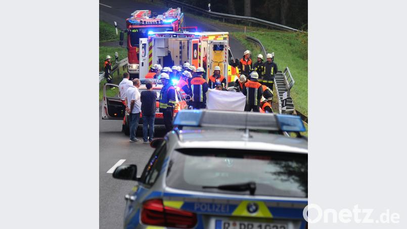 Rettungskräfte versorgen an der Unfallstelle den gestürzten 16-jährigen Motorradfahrer. Bild: gf