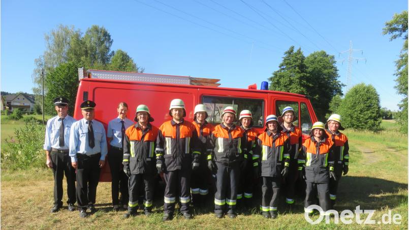 Kreisbrandmeister und Peter Prechtl, Kreisbrandinspektor Otto Braunreuther, KBM Alexandra Müller und Gruppenführer Klaus Weber waren stolz auf die Prüflinge. . Bild: hkö