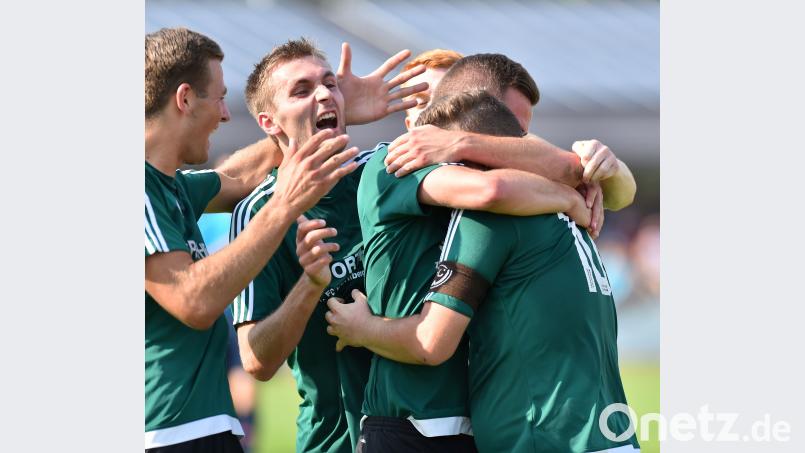 Ein Bild, an das sie sich beim FC Wernberg langsam gewöhnen. Nach dem späten Siegtreffer in Grafenwöhr war der Jubel entsprechend ausgelassen. Im kommenden Heimspiel gegen den Nachbarn aus Schwarzenfeld soll die Tabellenführung verteidigt werden. Bild: A. Schwarzmeier