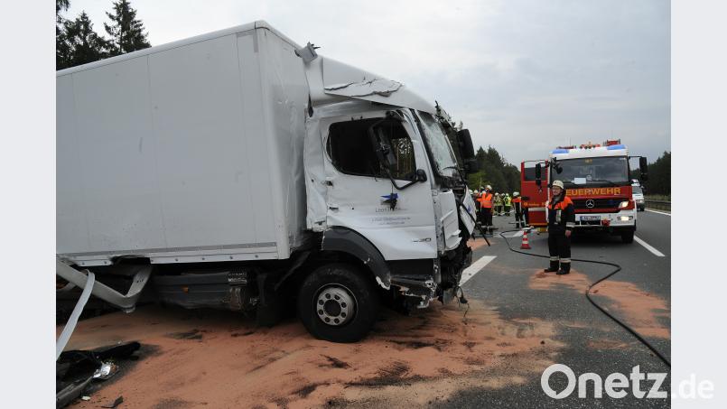 Vordringlichste Aufgabe der Feuerwehr ist das Binden ausgelaufenen Dieselkraftstoffs, weil der Tank der Zugmaschine aufgerissen ist. Bild: gf