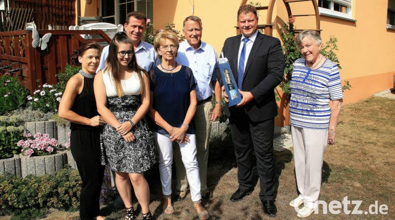 Christine und Manfred Blumberg (Vierte und Fünfter von links) feiern goldene Hochzeit. Im Namen der Stadt Mitterteich gratuliert zweiter Bürgermeister Stefan Grillmeier (Zweiter von rechts). Bild: wro