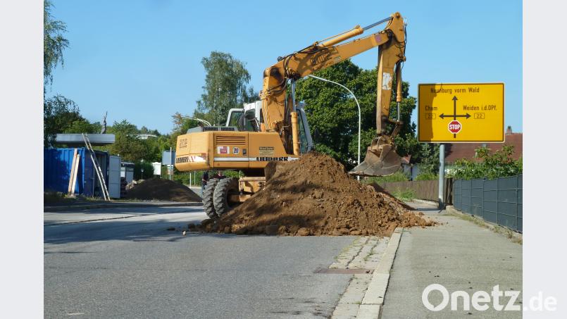 Seit Anfang dieser Woche sind die Bagger wieder zurück in der Eigelsberger Straße (Staatsstraße 2398). Die Stammgäste im Bistro „Hollyfood“ (links) hatten nach der Beendigung der Straßenbauarbeiten auf der B 22 nur eine kurze Verschnaufpause. Bild: Portner