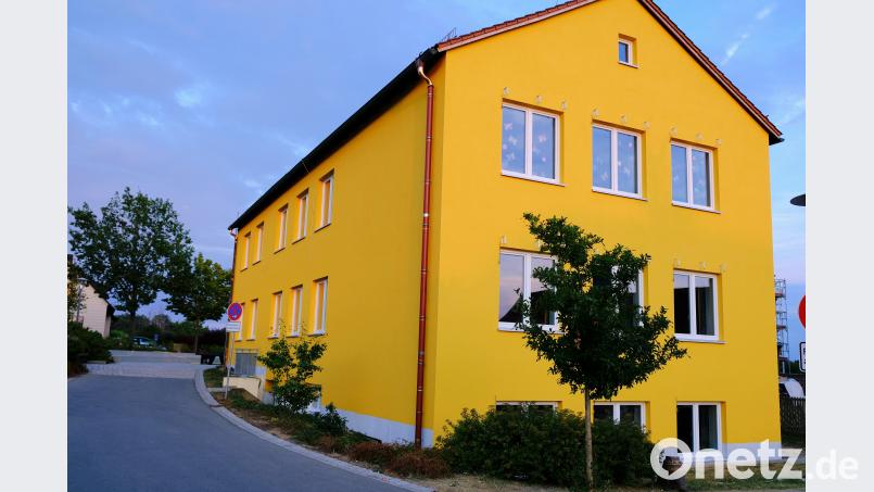 Nach der Anbringung eines Vollwärmeschutzes und dem Einbau neuer Fenster präsentiert sich die Volksschule am Rauhen Kulm in Speinshart in einem neuen Kleid. Bis zum Schuljahresbeginn sollen auch die Sanierungsarbeiten im Innenbereich weitgehend abgeschlossen sein. Bild: do