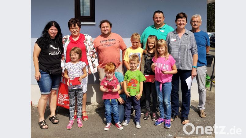 Die Gewinner des Straßenkreiden-Malwettbewerbs mit Ortsvereinsvorsitzenden Angela Baumgartner, Mitgliedern der SPD-Stadtratsfraktion und Bezirkstagskandidatin Brigitte Scharf Bild: exb