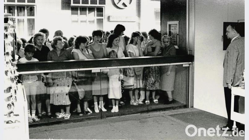 Gleich stürmen sie los. Unser Bild aus dem Jahr 1988 zeigt die Kundinnen des Kaufhofs kurz vor dem Start des Sommerschlussverkaufs. Bild: exb