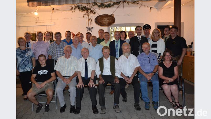 Groß war die Schar der Gratulanten, die am Jubeltag den Ehrenbürger und Altbürgermeister Hans Roßmann zu seinem 75. Geburtstag (vorne, Mitte) ihre Aufwartung machten. Auch sein Freund und Weggefährte Landrat a. D. Simon Wittmann (vorne, Zweiter von rechts) war unter den Gratulanten. Bild: gi