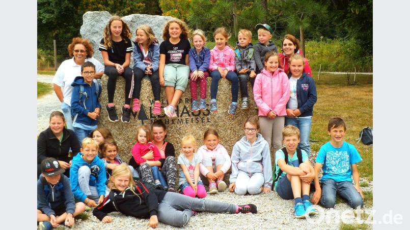 22 Wiesauer Buben und Mädchen genießen den Ausflug nach Mehlmeisel. Begleiter sind Kathrin Ruhland (rechts) und Petra Meierl (links). Bild: exb