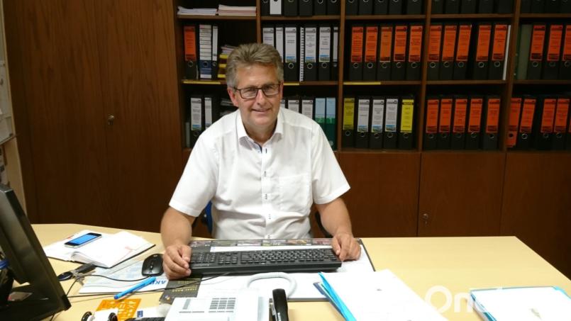 Der Neunburger Geschäftsleiter Peter Hartl fühlt sich wohl an seinem Schreibtisch im Neunburger Rathaus. Aber in Füssen warten neue Herausforderungen auf ihn - und die Berge sind dann auch ganz nah. Bild: exb