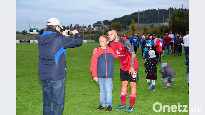 Der SV Raigering hatte im vergangenen Jahr das Vergnügen, den 1. FC Nürnberg für ein Testspiel zu beherbergen. Allerdings testete der Club damals gegen Dukla Prag. Diesmal ist ein Gegner für die Franken gesucht. Autogramme und Selfies mit den Clubprofis (hier: Mikael Ishak) kommen dabei sicherlich nicht zu kurz. Bild: Petra Hartl
