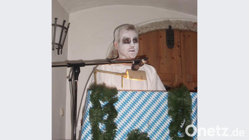 Martin Winkler aus Ehenfeld ist zur Fasten- und Bockbierzeit in Hirschau gerne mal der Fastenprediger und Schlossgespenst in einer Person. Bild: vt