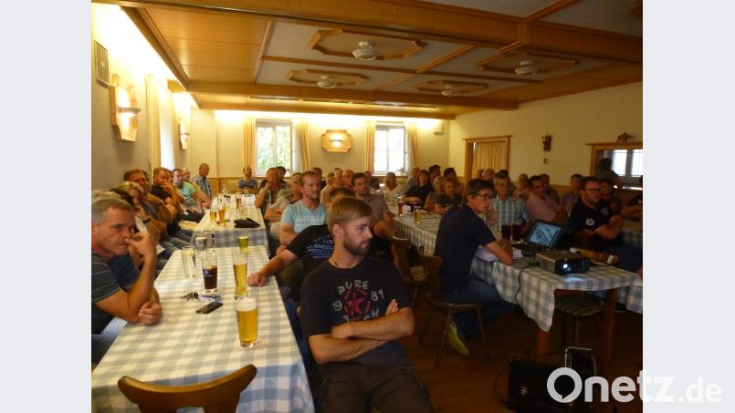 Lebhaft, aber insgesamt diszipliniert melden Bürger im Kurzsaal ihre Anliegen zur Dorferneuerung an. Bild: bk