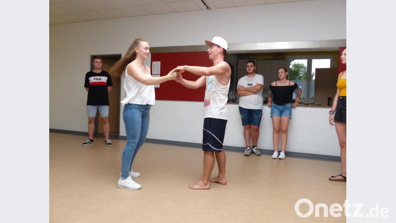 &quot;Tom&quot; Götz, vorne mit Kappe, zeigt den Jugendlichen wie es geht. Bild: hme