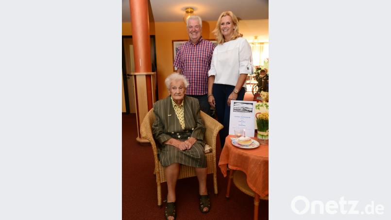Barbara Meier feiert im Pflegeheim "Wohnen am Kreuzberg" ihren 95. Geburtstag. Heimleiter Manfred Voit und Pleysteins Zweite Bürgermeisterin Andrea Lang gratulieren mit herzlichen Worten. Bild: bey