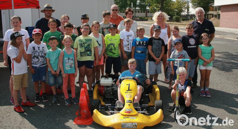 Der knallgelbe Flitzer ist Eigentum des Wiesauer MSC. Einen Nachmittag lang durften Kinder damit Runden drehen. Die Leitung des Probetrainings hatten Karl-Heinz Dietrich (rechts) und Michael Sollfrank (Vierter von rechts). Bild: wro