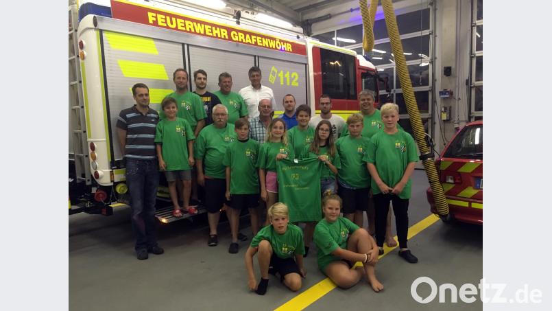 Auf grünen T-Shirts wurde die 15-jährige Partnerschaft zwischen den Feuerwehrjugenden Grafenwöhr und Grafenwörth festgehalten. Bürgermeister Edgar Knobloch (hinten rechts) würdigte den Zusammenhalt und die Arbeit der ehrenamtlichen Betreuer. Bild: mor