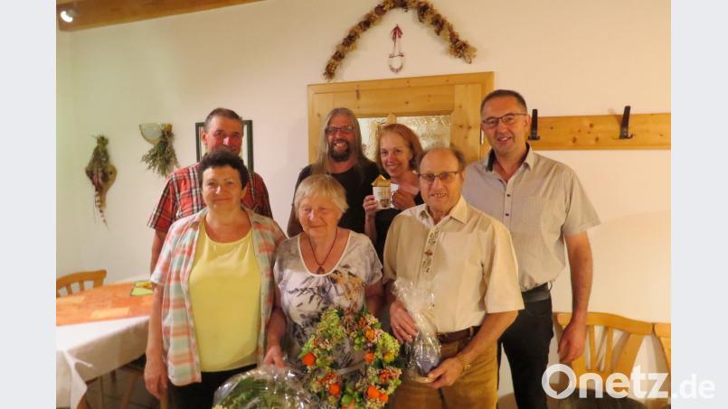 Elisabeth und Albert Peter (vorne, Zweite und Dritter von links) haben schon 20 Mal Urlaub in Neualbenreuth gemacht. Dafür danken die Wirte vom Kesslsimerhof, Ferdinand und Helga Köster (von links). Bild: exb