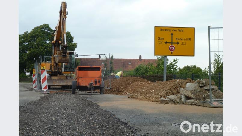 Die Baufirma hat die Eigelsberger Straße in Beschlag genommen. Bild: Portner